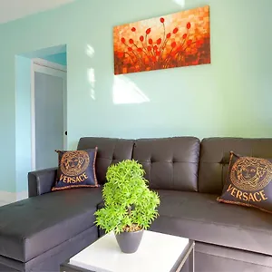 Lovely Apt Near Beach,downtown,24hr Security,pool Apartment Nassau
